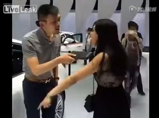 La hét như trẻ con tại triển lãm vì chồng không chịu mua xe